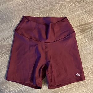 Alo Burgundy Airlift Energy Short 5”